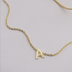 Colar Letra Minimalista Dourado na internet