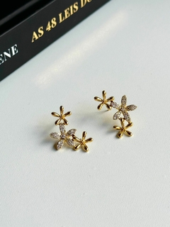 Brinco flores cravejadas