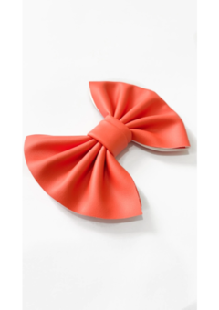 O laço Girly é hoje o número 1 da marca!   O Girly virou laço de colecionadora, prometo para vocês! As mães e as meninas amam esse modelo.  O modelo em couro eco, tem um caimento lindo.  Na nova coleção, ele veio canelado listrado que é tãoooo perfeito!  
