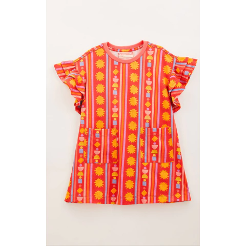 Vestido infantil desenvolvido em malha de algodão, babado nas mangas, bolsos na parte da frente e os desenhos exclusivos da marca Fábula.