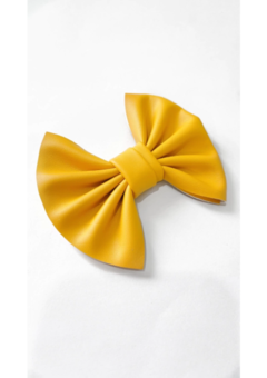 O laço Girly é hoje o número 1 da marca!   O Girly virou laço de colecionadora, prometo para vocês! As mães e as meninas amam esse modelo.  O modelo em couro eco, tem um caimento lindo.  Na nova coleção, ele veio canelado listrado que é tãoooo perfeito!  