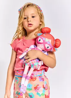 A almofada “Sonhar é Meu Superpoder”, inspirada na nossa super-heroína sonhadora, possui coques, máscara, capa e muita fofura. Com o corpinho todo maleável, podendo mexer para lá e para cá, ela é perfeita para as brincadeiras criativas, para acompanhar as