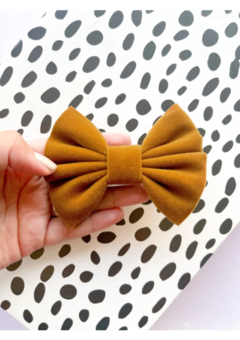 O laço Girly é hoje o número 1 da marca!   O Girly virou laço de colecionadora, prometo para vocês! As mães e as meninas amam esse modelo.  Esse modelo tem uma textura bem "plush plush"  que só vendo de perto para entender o efeito que ele dá! São cores l