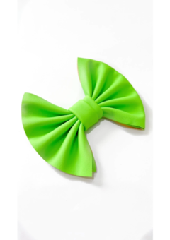 O laço Girly é hoje o número 1 da marca!   O Girly virou laço de colecionadora, prometo para vocês! As mães e as meninas amam esse modelo.  O modelo em couro eco, tem um caimento lindo.  Na nova coleção, ele veio canelado listrado que é tãoooo perfeito!  