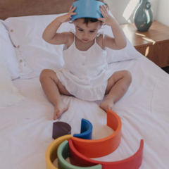Um clássico, composto por 7 arcos de diferentes tamanhos e cores, que permitem inúmeras maneiras de brincar! A criança vai aprender, explorar, experimentar, criar e se divertir com os sete arcos coloridos de madeira, sendo a protagonista da sua própria br