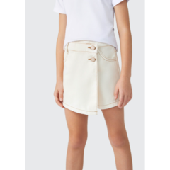 Short saia de modelagem reta com cós transpassado e fechamento por dois botões de caseado.  Bolso redondo frente e sobrepostos das costas.  Sarja crua 100% algodão.  Detalhe especial para a plaquinha decorativa costas e as costuras em linha ocre contrasta