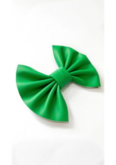 O laço Girly é hoje o número 1 da marca!   O Girly virou laço de colecionadora, prometo para vocês! As mães e as meninas amam esse modelo.  O modelo em couro eco, tem um caimento lindo.  Na nova coleção, ele veio canelado listrado que é tãoooo perfeito!  