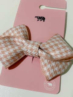O laço Classic é uma ótima opção para deixar ainda mais elegante.  Tamanho: 6 cm  Acabamento: Bico de Pato