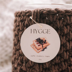 Vela aromática Hygge - waffle, blueberry e maple - com roupinha de tricot :) - comprar online