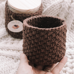 Vela aromática Hygge - waffle, blueberry e maple - com roupinha de tricot :) - Slowbe