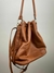 Bolsa saco com alça marrom caramelo