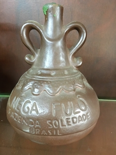 Garrafa de terracota da extinta cachaça Nega Fulô. Sem o liquido