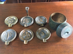 Conjunto antigo de Bronze - cigarreira com conjunto de 6 cinzeiros. - comprar online