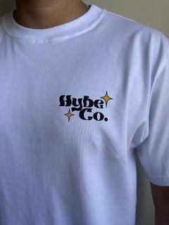 CAMISETA HYBE “FLY FREE” - BRANCA na internet