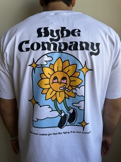 CAMISETA HYBE “FLY FREE” - BRANCA - Loja Oficial - Quarto de Pedro