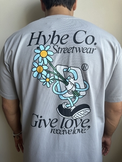 CAMISETA HYBE “LOVE” - CINZA - loja online