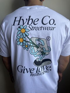 CAMISETA HYBE “LOVE” - BRANCA - Loja Oficial - Quarto de Pedro