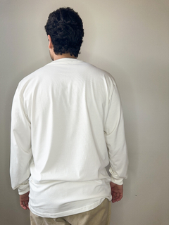CAMISETA M/L BORDADO LOGO - MARFIM na internet