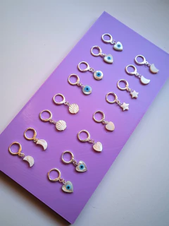 Brinco mini argola em madrepérolas -  By Ju Beads Acessórios