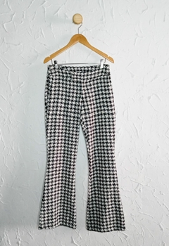Calça flare em malha tweed na internet