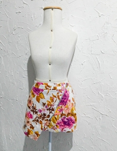 Saia Assimétrica floral _ Tam. 40 - Catavintage Brechó