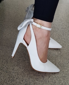 Scarpin laço atrás branco