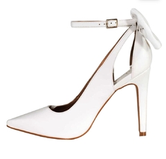 Scarpin laço atrás branco na internet