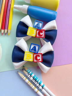 LAÇO ESCOLAR BRANCO E AZUL COM APLIQUE - comprar online