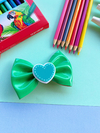 LAÇO ESCOLAR VERDE COM APLIQUE DE CORAÇÃO - comprar online