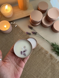 Vela lavanda com pedras naturais