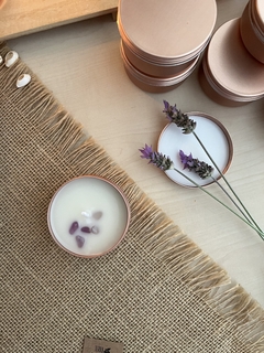 Vela Aromática Artesanal com cristais na lata