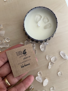 Vela Aromática Artesanal de Verbena com Pedras Naturais de Cristal - comprar online