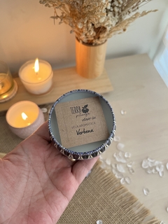 Vela Aromática Artesanal de Verbena com Pedras Naturais de Cristal
