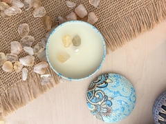Vela Aromática Artesanal de Flor de Laranjeira com Pedras Naturais de Citrino na internet