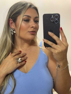 Brinco flor folheado a prata