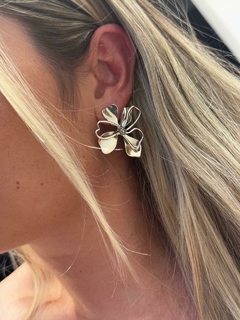 Brinco flor folheado a prata - comprar online