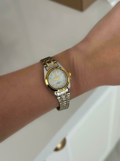 relógio dual com detalhes em dourado