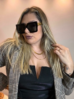 óculos em detalhe em corrente na lateral - AMORA ACESSÓRIOS