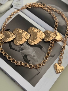 cinto coração martelado dourado - AMORA ACESSÓRIOS