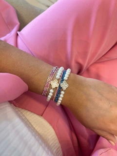 PULSEIRA ELÁSTICO TREVO FOLHEADA E CRAVEJADA