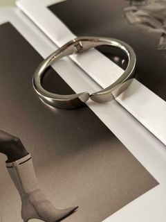 Bracelete tubo folheado a prata na internet