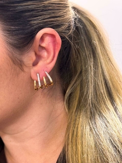 Brinco earhook cravejado e folheado na internet