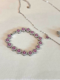 Pulseira trevo cravejada rosa semi jóia