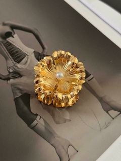 Presilha flor detalha pérola dourada