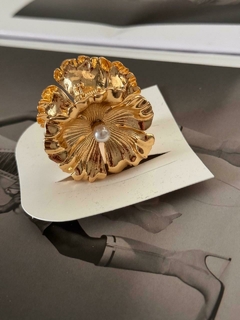 Presilha flor detalha pérola dourada - comprar online