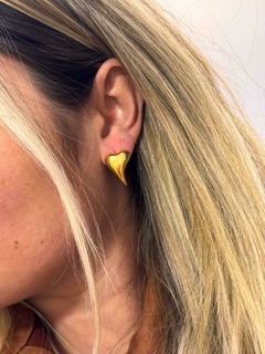 Brinco coração semi jóia - AMORA ACESSÓRIOS