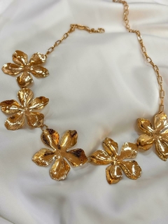 Colar MAXI flor folheado a ouro