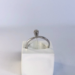 Anel Solitário em Ouro Branco e Diamante