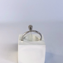 Anel Solitário em Ouro Branco e Diamante - comprar online