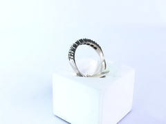 Anel Meia Aliança em Ouro Branco e Diamantes - loja online